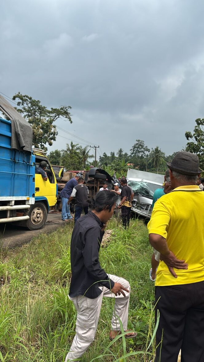 
					Diduga pengemudi truck dalam keadaan mabuk alkohol, mengakibatkan fatal adu banteng dengan pengemudi mobil MBG meninggal dunia