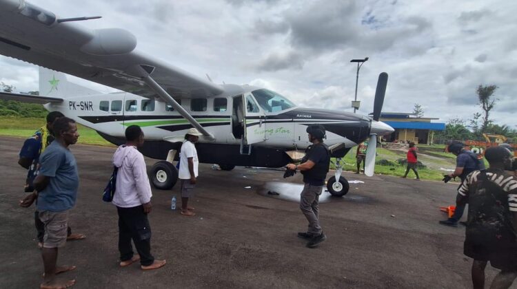 Olah TKP di Bandara Koroway Batu, Satgas Ops Damai Cartenz-2026 Amankan Barang Bukti Penembakan Pesawat