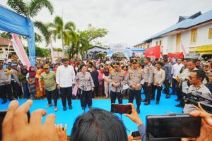 Tinjau Hunian Sementara Korban Bencana di Tapteng, Kapolri-Ketua Komisi IV Salurkan 16 Truk Bantuan Kemanusiaan