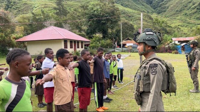 
					Satgas Ops Damai Cartenz 2026 Latih Disiplin dan Karakter Siswa SD Dondobaga di Mulia