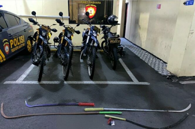 
					Satgas Anti Tawuran Brimob dan Polres Jaktim Gagalkan Tawuran, 4 Sajam Disita