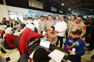 Momen Kapolri Ikut Donor Darah saat Hadiri Baksos HUT ke-53 Buruh KSPSI