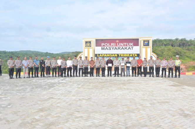 
					Kapolres Labusel Pimpin Apel Pagi dan Serahkan Piagam Pemenang Lomba Mural, Tekankan Pelayanan Humanis dan Integritas Personel