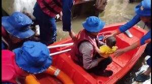 Dari Evakuasi Bayi Sampai Motor, Ditpolairud Polda Metro Jaya Langsung Aksi Tangani Banjir di Kebon Pala
