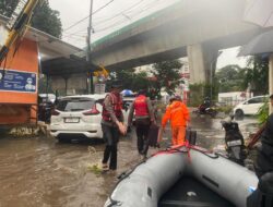 Banjir Rendam Pondok Karya Jaksel, Polisi-TNI Prioritaskan Evakuasi Kelompok Rentan