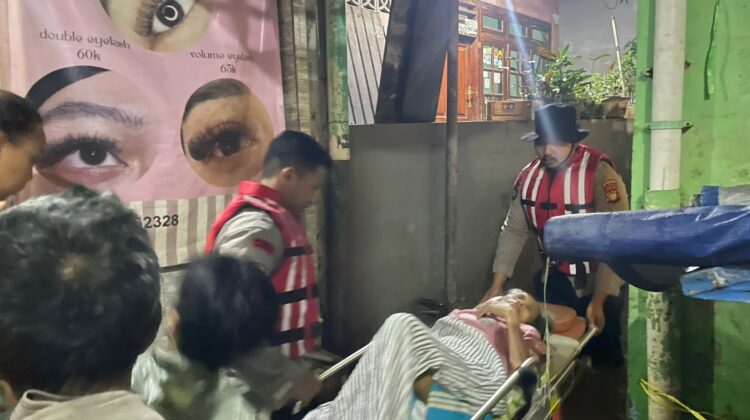 Ditsamapta Polda Metro Jaya Evakuasi Warga Sakit Terdampak Banjir di Kebon Pala