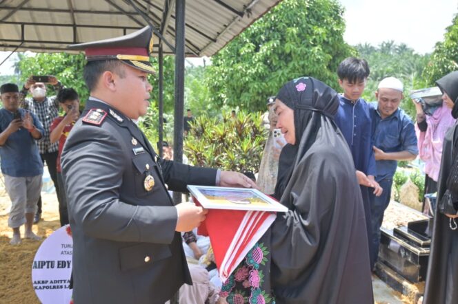 
					Upacara Pemakaman AIPTU Edy Syahputra Harahap Berlangsung Khidmat, Kapolres Labusel Sampaikan Duka Mendalam Kepada Keluarga