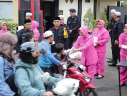 Brimob Polda Metro Jaya Bagi Takjil untuk Warga di Depan Mako Gegana