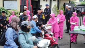 Brimob Polda Metro Jaya Bagi Takjil untuk Warga di Depan Mako Gegana