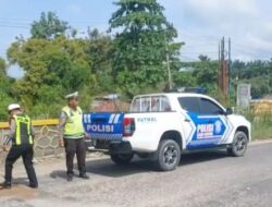 Sat Lantas Polres Labusel Tambal Jalan Berlubang di Jalinsum Kotapinang, Cegah Laka Lantas di Jembatan Titi Kembar Bedagai