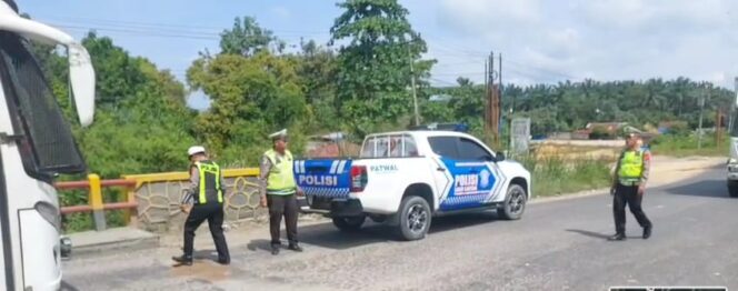 
					Sat Lantas Polres Labusel Tambal Jalan Berlubang di Jalinsum Kotapinang, Cegah Laka Lantas di Jembatan Titi Kembar Bedagai