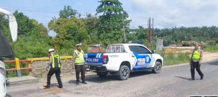 Sat Lantas Polres Labusel Tambal Jalan Berlubang di Jalinsum Kotapinang, Cegah Laka Lantas di Jembatan Titi Kembar Bedagai