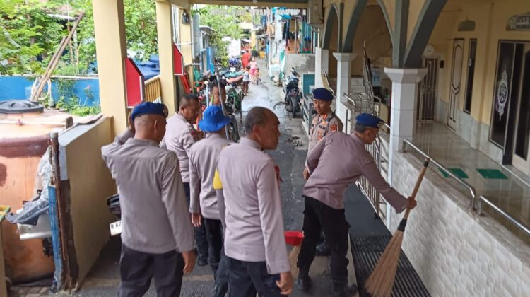 Ditpolairud PMJ Bersih-Bersih Masjid di Penjaringan, Dukung Gerakan Indonesia Asri