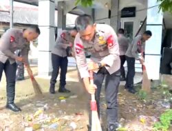 Jaga Kebersihan Rumah Ibadah, Brimob PMJ Korvey Lingkungan Masjid Al Mubarokah
