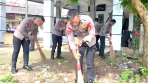 Jaga Kebersihan Rumah Ibadah, Brimob PMJ Korvey Lingkungan Masjid Al Mubarokah
