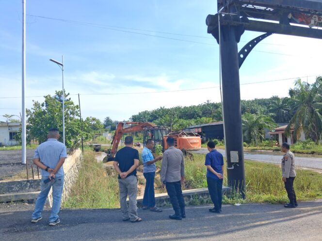 
					Di Bulan Suci Ramadhan Polres Labusel Peduli Bersihkan Drainase Dijalur Mudik Depan Kantor Samsat