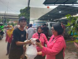 Bhayangkari Ranting Duren Sawit Bagi-bagi Takjil di Jaktim, 300 Paket Disiapkan