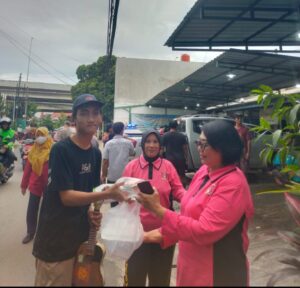 Bhayangkari Ranting Duren Sawit Bagi-bagi Takjil di Jaktim, 300 Paket Disiapkan