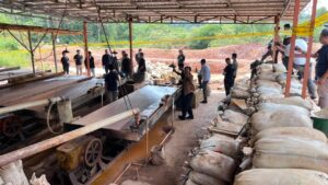 Polri Bongkar Penambangan Ilegal dan Penyelundupan Pasir Timah ke Malaysia, 7 Tersangka Diamankan
