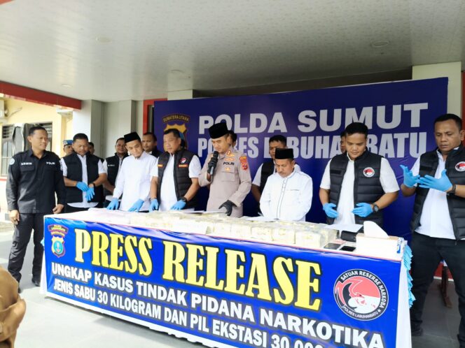 
					2 Orang Kurir Sabu  Di Ringkus Satres Narkoba Polres Labuhanbatu , Barang Bukti 31 Kg Sabu dan 30.000 Pil ekstasi Di Amankan