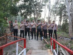 Polres Muara Enim Perbaiki Jembatan Penghubung Antar Kampung di Desa Karang Raja