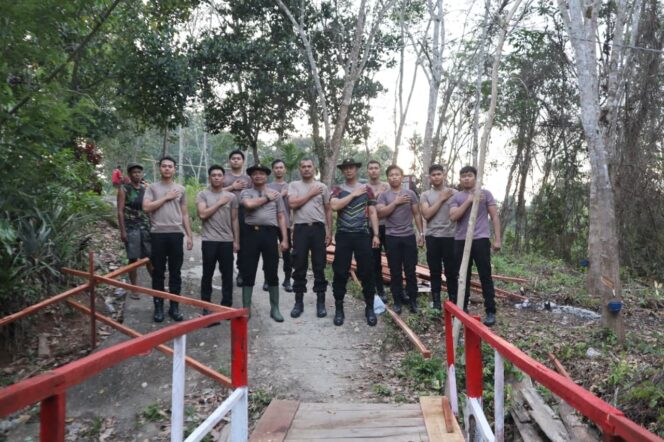 
					Polres Muara Enim Perbaiki Jembatan Penghubung Antar Kampung di Desa Karang Raja