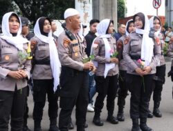 SEJUKKAN RAMADHAN, POLDA METRO JAYA KEDEPANKAN PENDEKATAN HUMANIS DAN TIM SHOLAWAT DALAM PELAYANAN PENYAMPAIAN ASPIRASI MAHASISWA