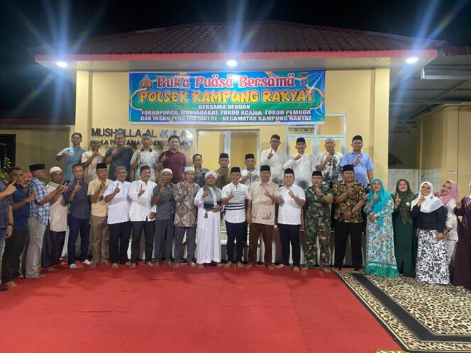 
					Wakapolres Labuhanbatu Selatan Buka Puasa Bersama di Polsek Kampung Rakyat, Pererat Silaturahmi dengan Muspika dan Masyarakat