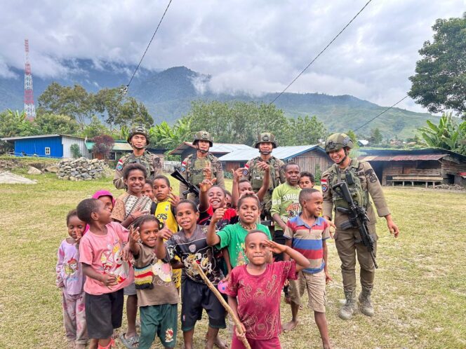 
					Polisi Hadir Menyapa Warga di Kulirik, Pendekatan Humanis Satgas Damai Cartenz Perkuat Rasa Aman