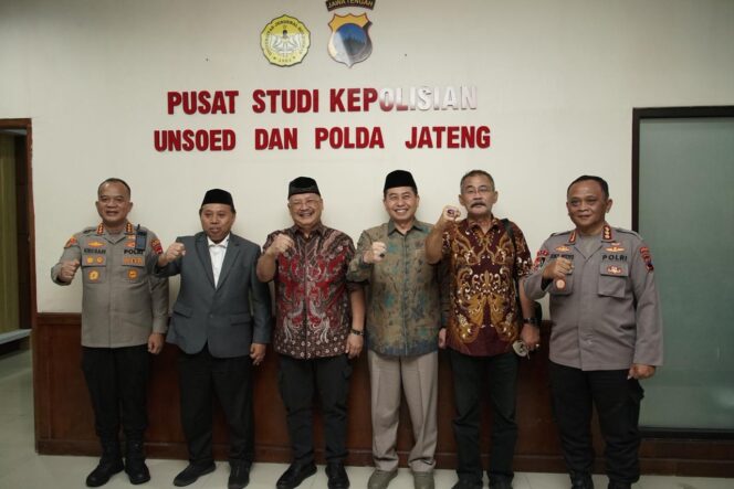 
					Polda Jateng dan Unsoed Resmikan Pusat Studi Kepolisian, Sinergikan Kepakaran Akademik untuk Ketahanan Pangan dan Kamtibmas
