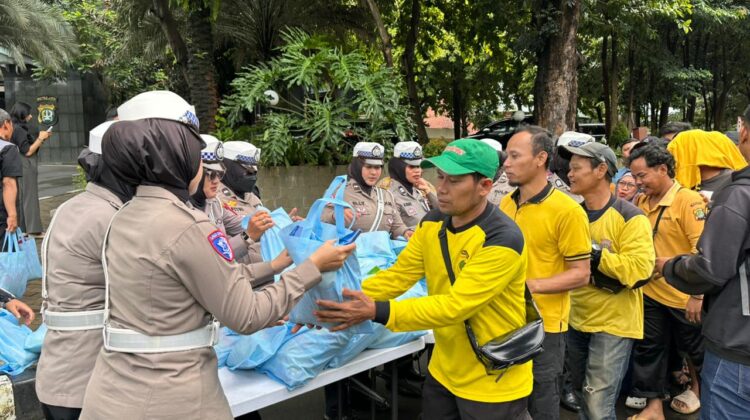 Jumat Peduli Polda Metro Jaya: 350 Paket Sembako Disalurkan ke Driver Ojol dan PHL