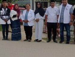 Berbagi Takjil di Perlabian Desa Losari, Pengurus PSI Labusel Pererat Kebersamaan dengan Masyarakat