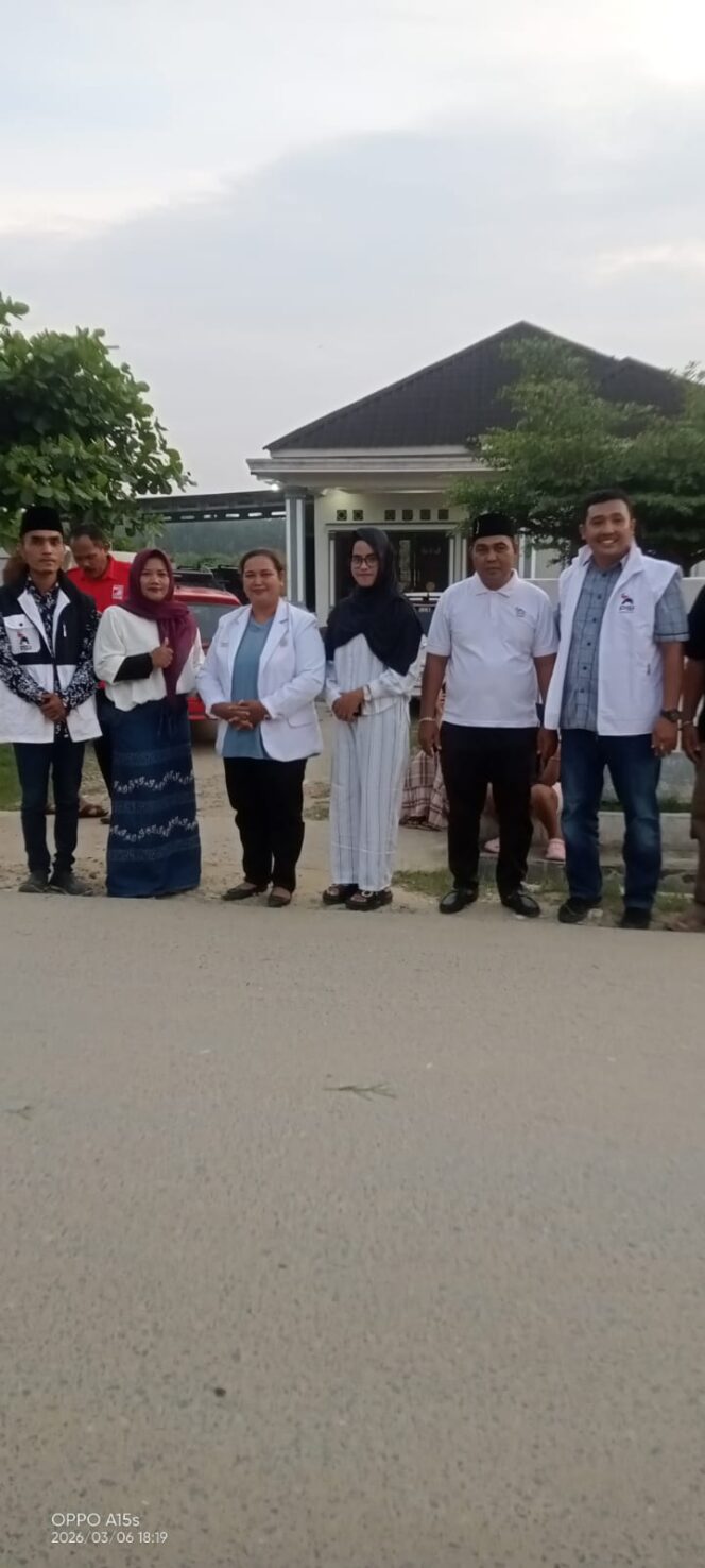 
					Berbagi Takjil di Perlabian Desa Losari, Pengurus PSI Labusel Pererat Kebersamaan dengan Masyarakat