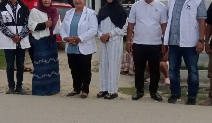 Berbagi Takjil di Perlabian Desa Losari, Pengurus PSI Labusel Pererat Kebersamaan dengan Masyarakat
