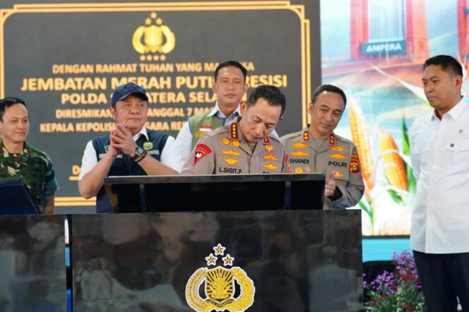 
					Kapolri Resmikan 57 Jembatan Merah Putih, Permudah Akses Warga