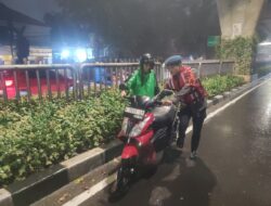 Brimob Metro Jaya Evakuasi Lansia 84 Tahun di Tengah Banjir Pondok Karya
