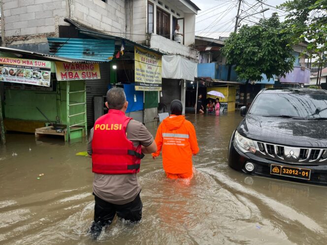 
					Respons Cepat Banjir Pondok Karya, Ditsamapta Polda Metro Jaya Turun Evakuasi Warga