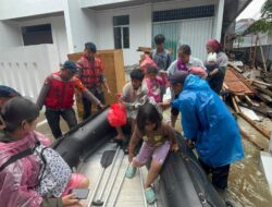 Tim SAR Brimob Metro Jaya Bantu Evakuasi Warga Terdampak Banjir di Tangerang