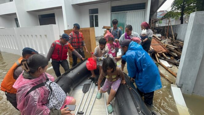
					Tim SAR Brimob Metro Jaya Bantu Evakuasi Warga Terdampak Banjir di Tangerang