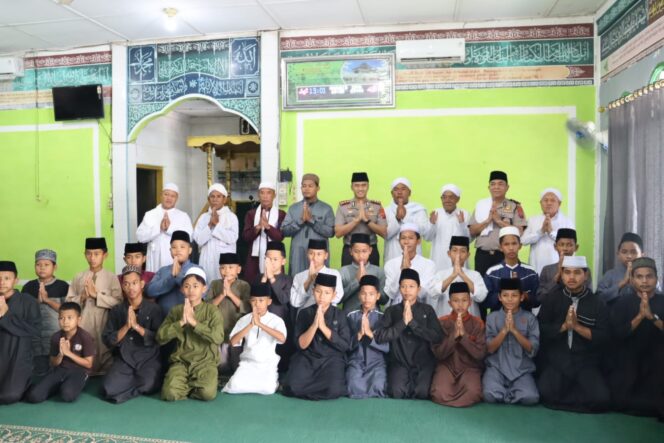 
					Kapolres Labuhanbatu Jalin Silaturahmi dengan Tuan Guru dan Khalifah di Persulukan Al-Barokah