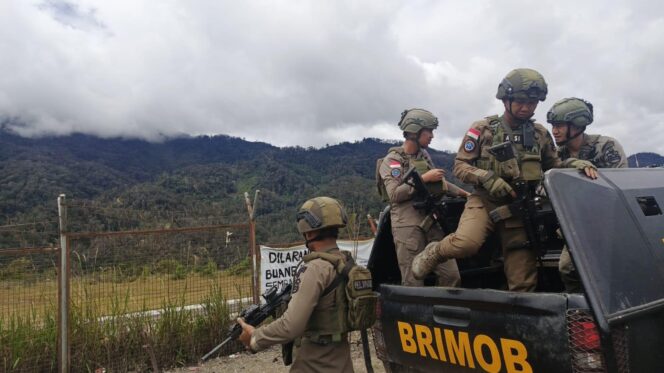 
					Patroli Humanis di Intan Jaya, Satgas Ops Damai Cartenz Duduk dan Berdialog dengan Warga