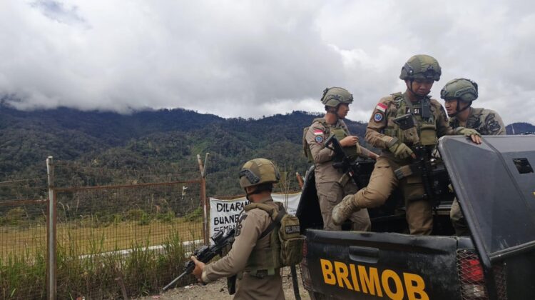 Patroli Humanis di Intan Jaya, Satgas Ops Damai Cartenz Duduk dan Berdialog dengan Warga