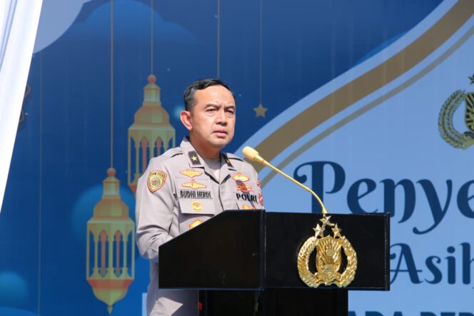 
					Jelang Lebaran, Kapolri Salurkan Tali Asih dan Sembako kepada Personel Polri