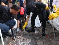 DUKUNG GERAKAN ASRI PRESIDEN PRABOWO, KAPOLDA METRO JAYA DAN PARA MENTERI TURUN GUNUNG BERSIHKAN PASAR KRAMAT JATI