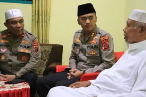 Kapolres Labuhanbatu Jenguk Tokoh Agama dan Pererat Silaturahmi di Aek Tapa
