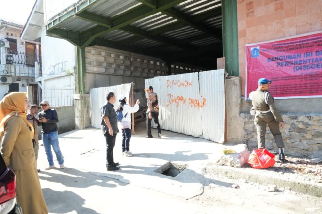 
					Pemkot Jaktim Tertibkan Lapangan Padel Ilegal, Lokasi di Kebon Pala Jadi Titik Kedelapan yang Disegel