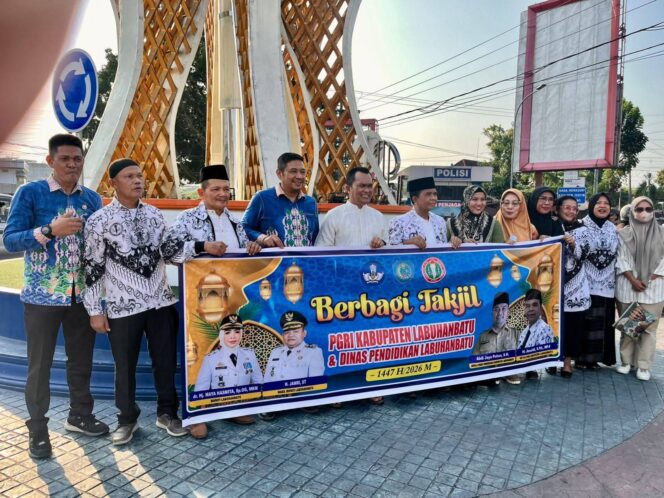 
					Dinas Pendidikan Bersama PGRI Labuhanbatu Berbagi 1.000 Takjil Kepada Masyarakat