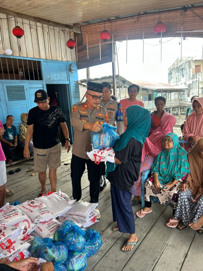 
					AKP Syamsul Bahri Dalimunthe, SH. MH, memimpin langsung kegiatan pemberian bantuan sembako