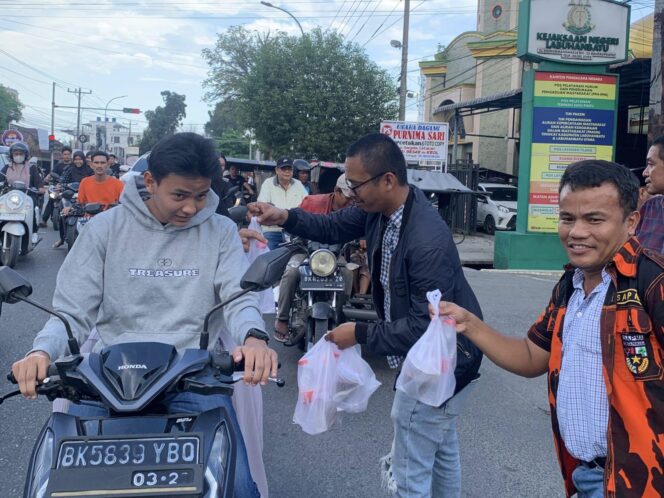 
					Bersama PT. MJL, Forwaka Labuhanbatu Bagi 700-an Takjil Kepada Masyarakat