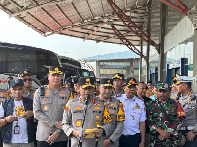 
					Kapolda Metro Jaya Cek Terminal Pulogebang, 6.812 Personel Disiagakan Amankan Lebaran
